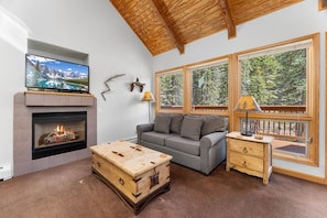 Smart TV, fireplace, DVD player, video library - Fall River Suite • Fireplace • Close to RMNP (Estes Park)