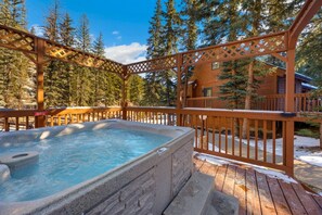 Outdoor spa tub - Riverside Sanctuary • RMNP • River Views (Estes Park)