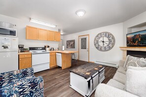 スマートテレビ、暖炉、DVD プレーヤー、ビデオライブラリ