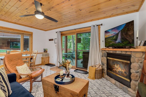 Smart TV, fireplace, DVD player, video library - Bugle Point B08 (Private Hot tub) River Views! (Estes Park)