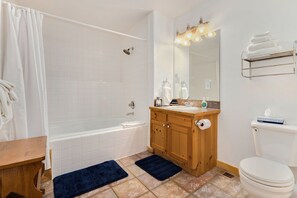 吹风机、毛巾、肥皂、洗发水