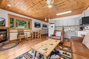Smart TV, fireplace, DVD player, video library - River Retreat • River Views • Near RMNP (Estes Park)