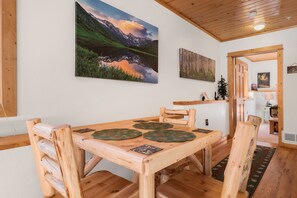 Dining - River Retreat • Fireplace • Close to RMNP (Estes Park)