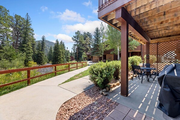 Outdoor dining - River Retreat • River Views • Near RMNP (Estes Park)