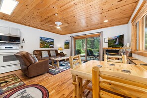 Interior - River Retreat • River Views • Near RMNP (Estes Park)