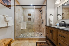 Hair dryer, towels, soap, shampoo - River Retreat • Fireplace • Close to RMNP (Estes Park)