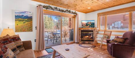 Smart-tv, eldstad, dvd-spelare och ett filmbibliotek