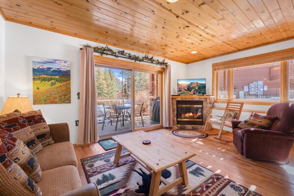 Smart TV, fireplace, DVD player, video library - Bugle Pointe B06 River View! (Estes Park)