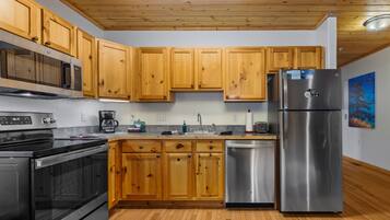 Coffee/tea maker, fridge, microwave, oven