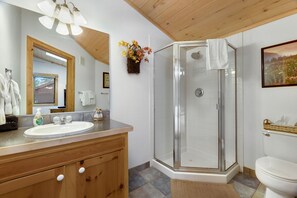 Hair dryer, towels, soap, shampoo - Quiet River Escape • Private Hot Tub • Close to RMNP (Estes Park)