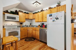 Private kitchen - Riverfront Hideaway • Private Hot Tub • Near RMNP (Estes Park)
