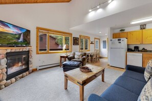 Living area - Quiet Fall River Escape • Riverside • RMNP (Estes Park)