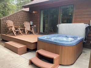 Outdoor spa tub - Fall River Hideaway • Private Hot Tub • Close to RMNP (Estes Park)