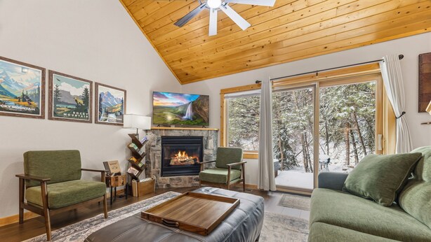 Living area - Fall River Hideaway • Private Hot Tub • Close to RMNP (Estes Park)