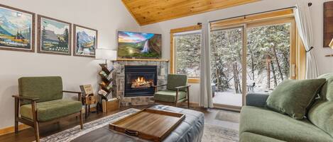 Televisor intel·ligent, llar de foc, reproductor de DVD i videoteca