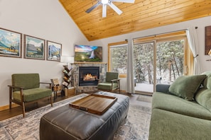Smart TV, fireplace, DVD player, video library - Fall River Hideaway • Private Hot Tub • Close to RMNP (Estes Park)