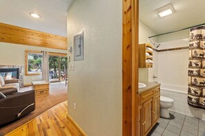 Asciugacapelli, asciugamani, sapone, shampoo