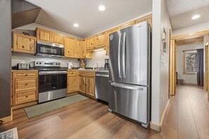 雪櫃、微波爐、焗爐、爐具