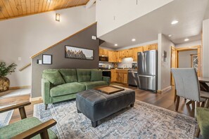 Smart TV, fireplace, DVD player, video library - Fall River Hideaway • Private Hot Tub • Close to RMNP (Estes Park)
