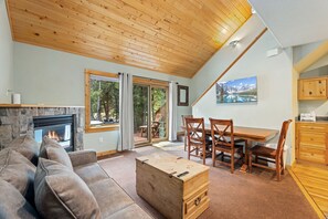 Smart TV, caminetto, lettore DVD, videoteca