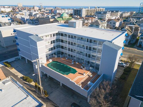 Trendy 1BD Balcony, Pool Small fam/couples stay!