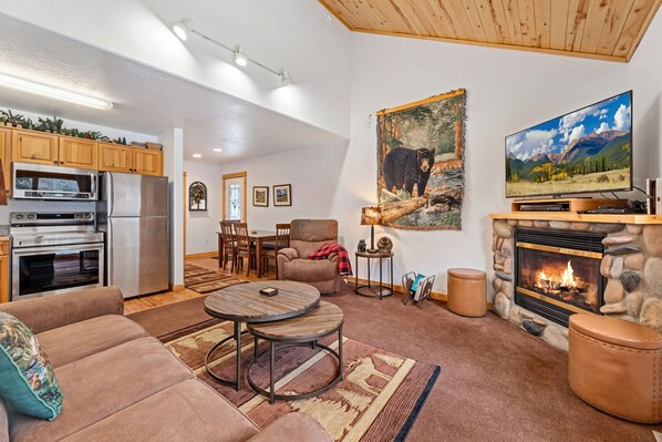 Smart TV, fireplace, DVD player, video library - Bugle Pointe A10 River View! (Estes Park)
