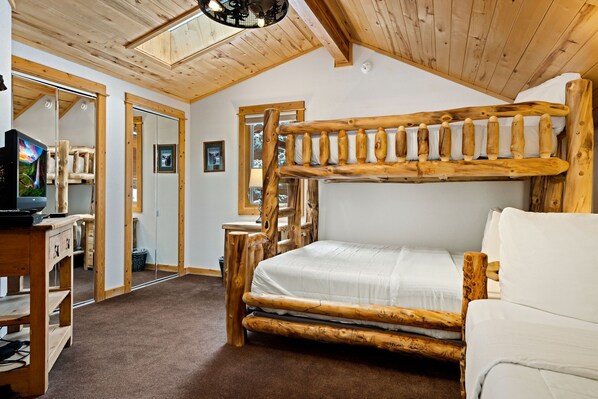 2 bedrooms, iron/ironing board, free WiFi, bed sheets - Fall River Hideaway • Fireplace • Close to RMNP (Estes Park)