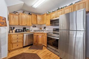 Fridge, microwave, oven, stovetop - Bugle Pointe A10 River View! (Estes Park)