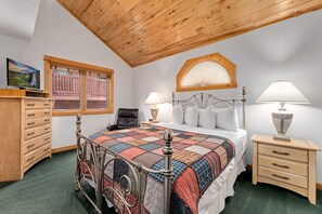 2 bedrooms, iron/ironing board, free WiFi, bed sheets - Riverfront Comfort • Fireplace • Close to RMNP (Estes Park)