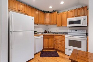 Private kitchen - Riverfront Comfort • Peaceful • Near RMNP (Estes Park)