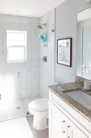 Combined shower/tub, eco-friendly toiletries, hair dryer, towels - Family Retreat South (Sebastian)