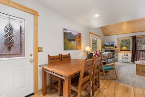 Dining - Fall River Retreat • Fireplace • Close to RMNP (Estes Park)