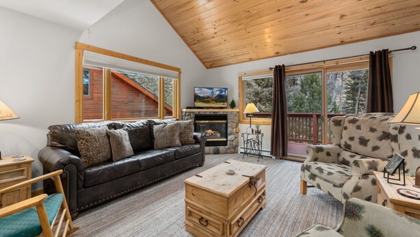 Smart TV, fireplace, DVD player, video library - Fall River Retreat • Mountain Views • RMNP (Estes Park)