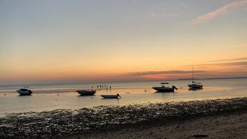 Beach nearby, sun loungers, beach towels