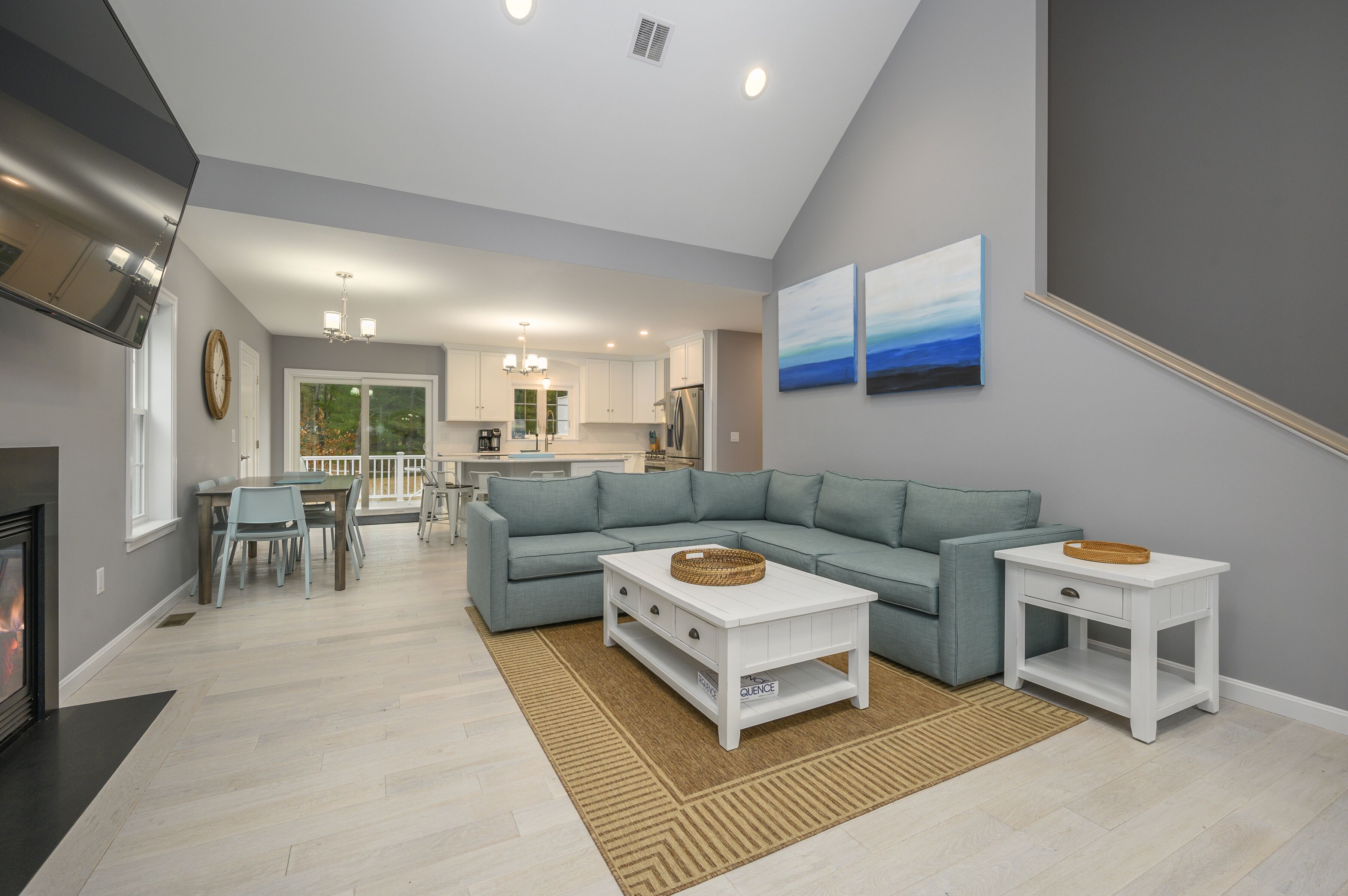 Een smart-tv en een open haard