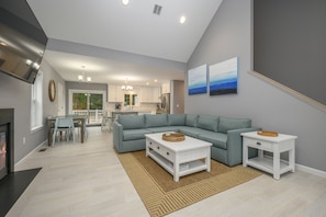 Smart TV, fireplace - 2021 NEW CONSTRUCTION 3BR 3BA, close to Bike Trail & Beaches. Central AC Eastham (Eastham)