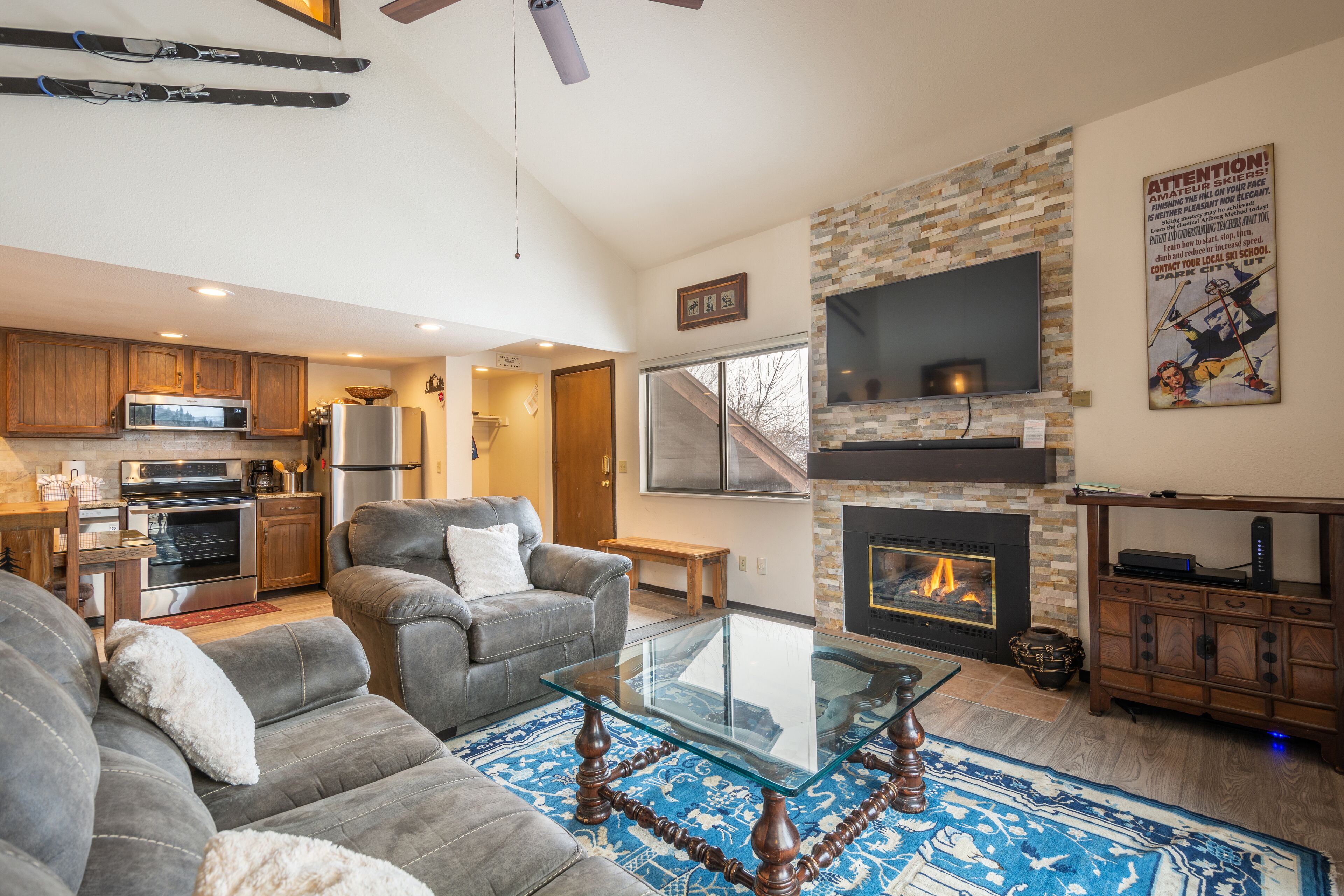 Red Pine J5: 2 bedroom plus additional sleeping area. Golf course and mountain views