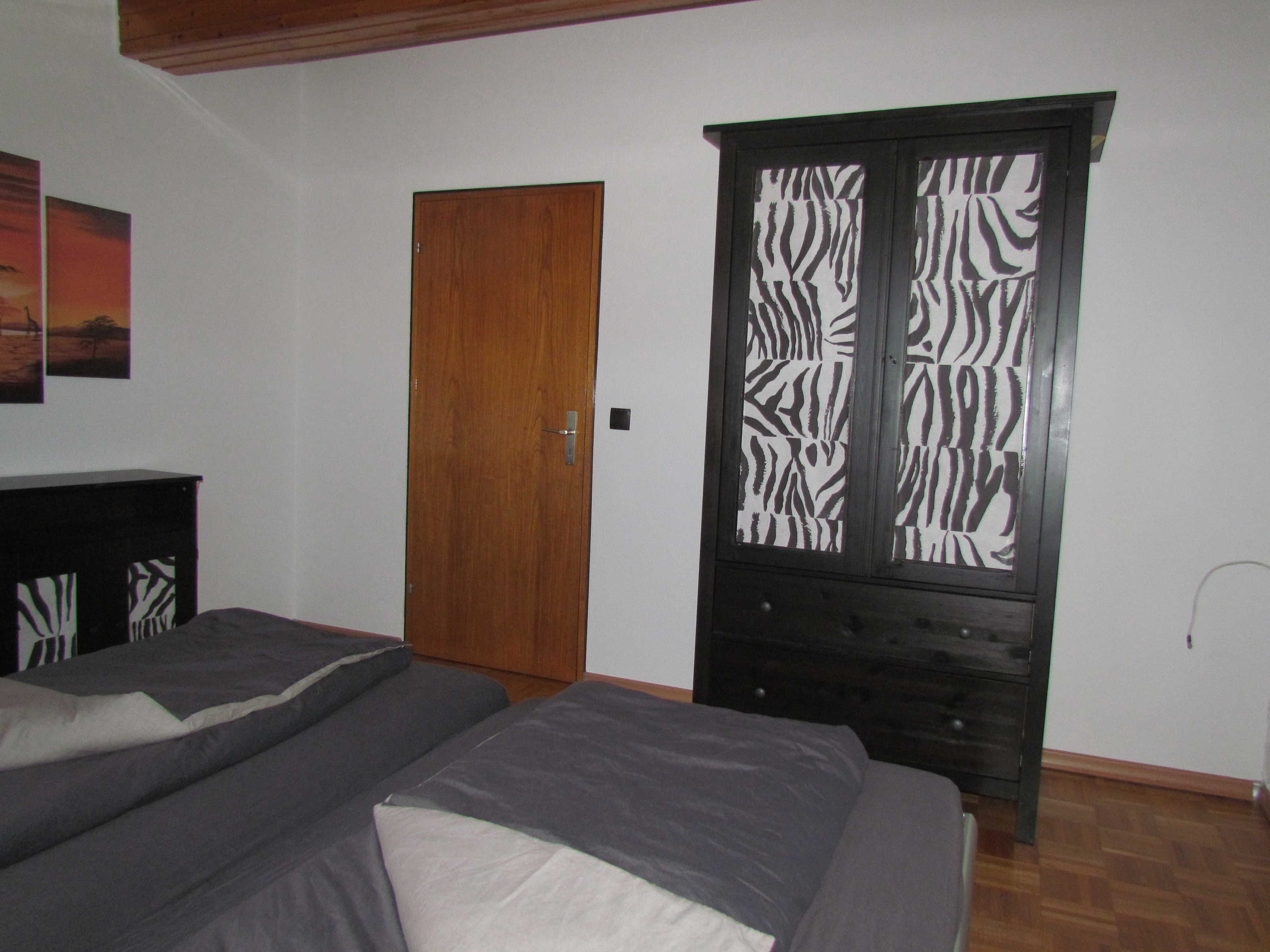 4 sovrum, skrivbord, strykjärn/strykbräda och resesäng