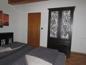 4 chambres, bureau, lit de bébé portatif, Wi-Fi