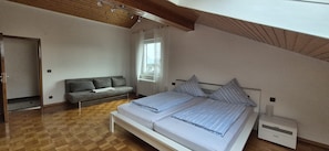 4 habitaciones, escritorio y tabla de planchar con plancha