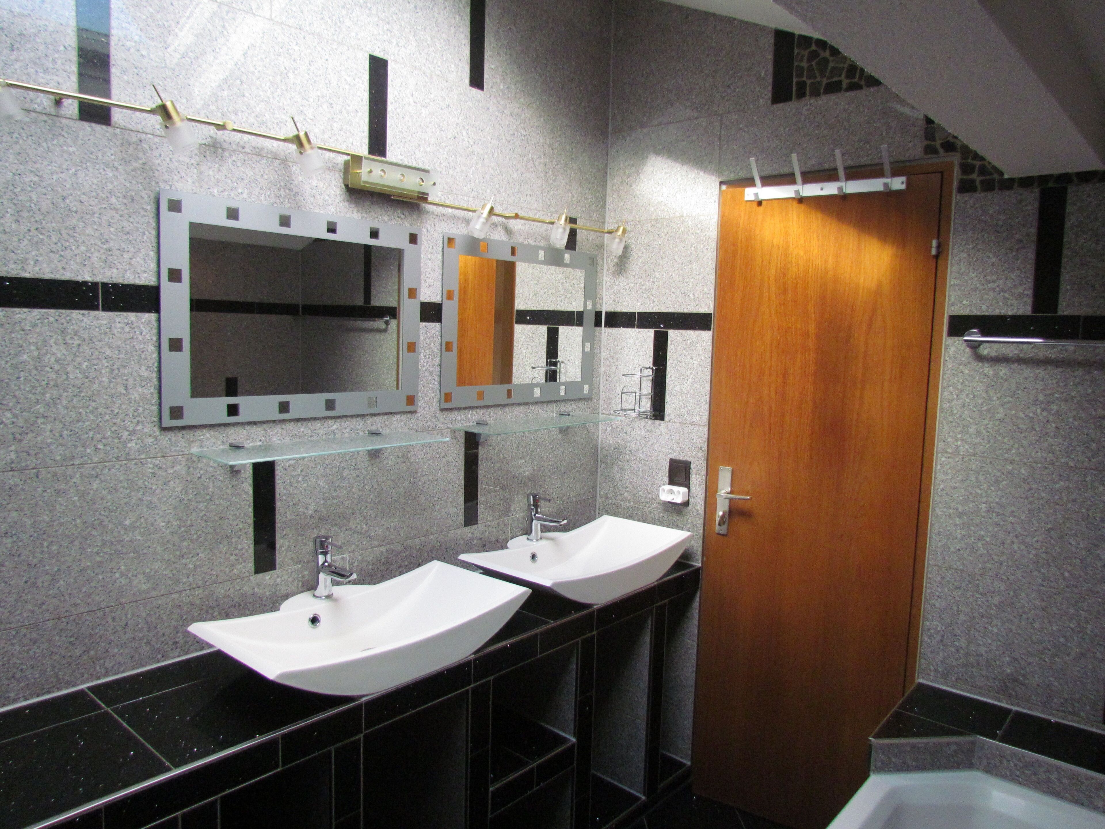 Haartrockner, Handtücher, Toilettenpapier