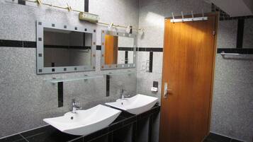 Haartrockner, Handtücher, Toilettenpapier