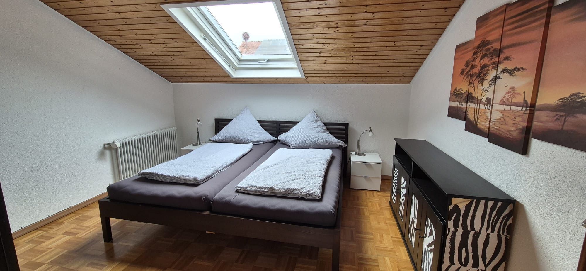 4 habitaciones, escritorio y tabla de planchar con plancha 