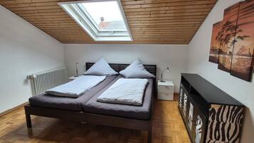 4 habitaciones, escritorio y tabla de planchar con plancha