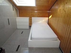 4 Schlafzimmer, Schreibtisch, Reisekinderbett, WLAN