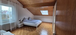 4 bedrooms, desk, iron/ironing board, travel crib