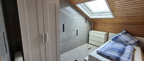 4 slaapkamers, een bureau, een strijkplank/strijkijzer, reisbedje