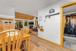 Älytelevisio, takka, DVD-soitin, videokirjasto