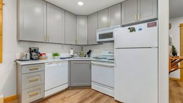 Frigorífico, microondas, horno y placa de cocina