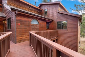 Une cabane en bois dotée d’une terrasse, d’une fenêtre et d’une porte portant le numéro 14.